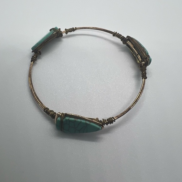 Vintage arrow head bracelet. Brass and turquoise costume bracelet - Picture 7 of 15